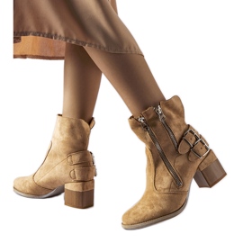 Botins bege com cano solto da Plourde Botins bege com cano solto da Plourde