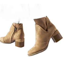 Botins bege com parte superior irregular da Busson