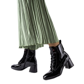 Botins pretos envernizados da Vinceza Botins pretos envernizados da Vinceza