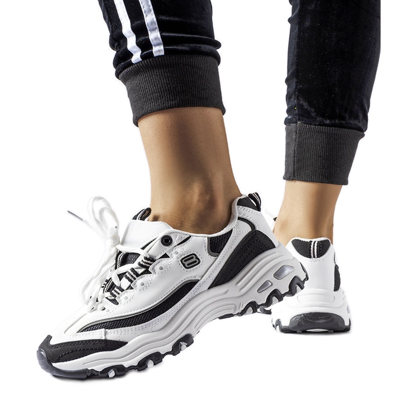 Tênis esportivos branco e preto da Kouri