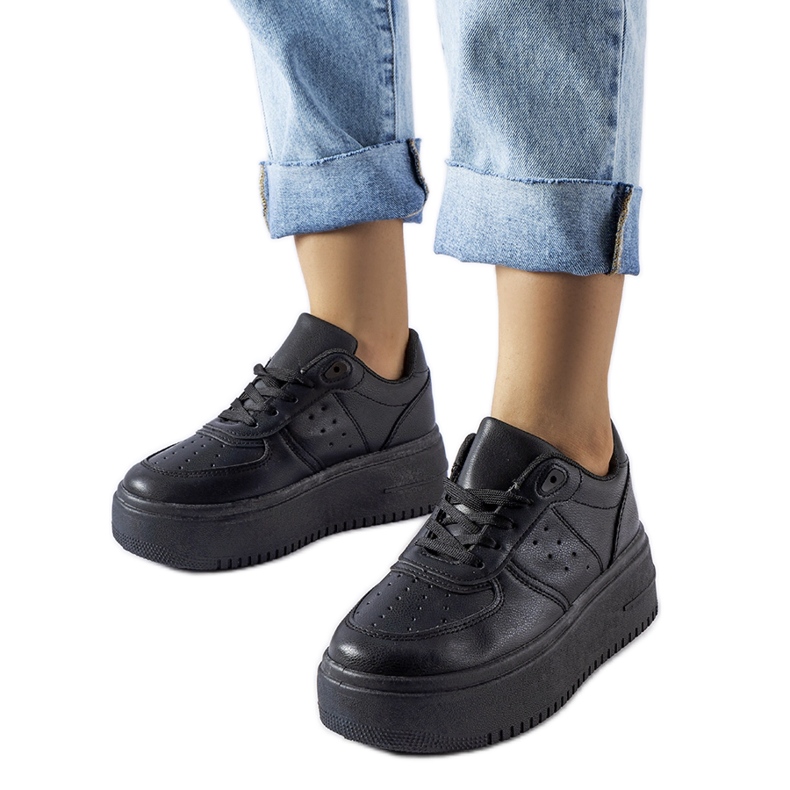 Tênis preto na plataforma Kassab