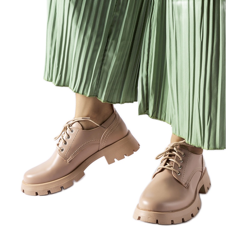 Sapatos bege com acabamento Charleston fosco