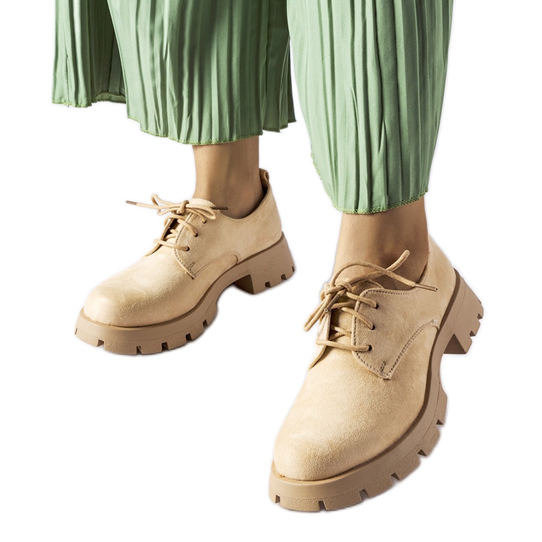 Sapatos bege com sola enorme da Coleman