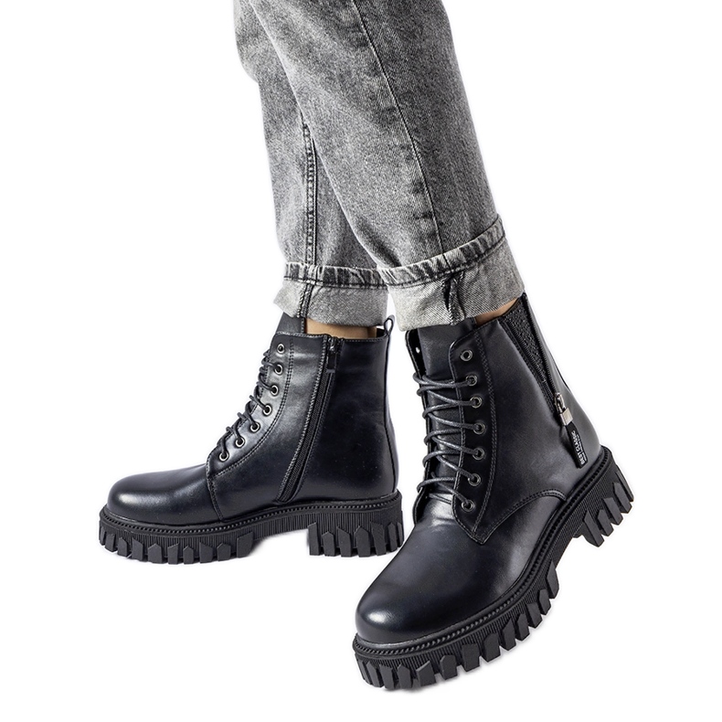 Botins pretos com atacadores e strass Latsch