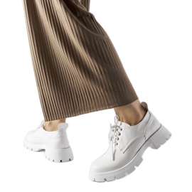 Sapatos brancos com acabamento Charleston fosco
