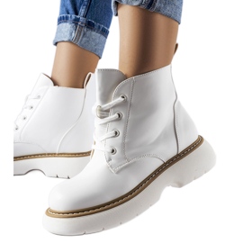 Sapatos de trabalhadores brancos em uma plataforma Sacco grossa