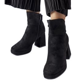 Botins pretos com salto Itaf enorme