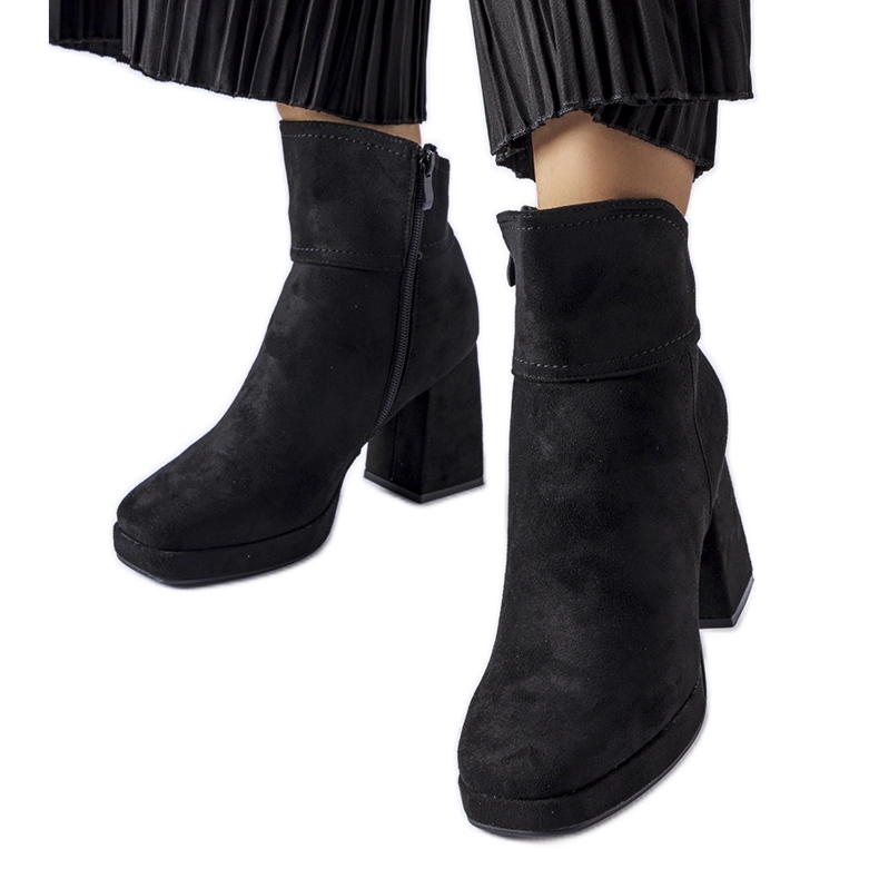 Botins pretos com salto Itaf enorme
