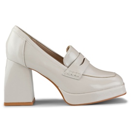 Sapatos femininos de couro envernizado com salto alto bege