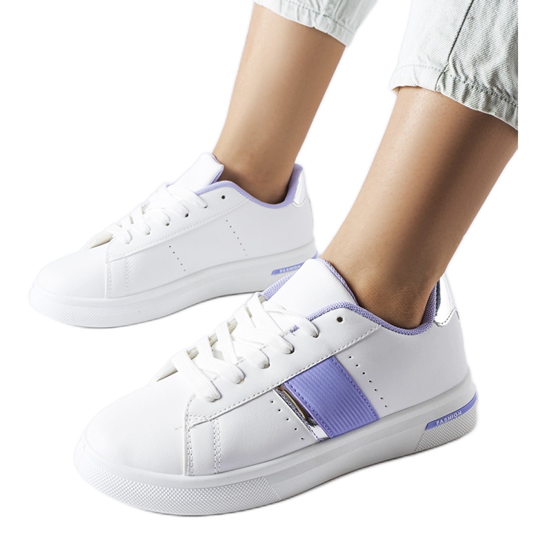 Calçado desportivo branco com detalhes roxo da Marei