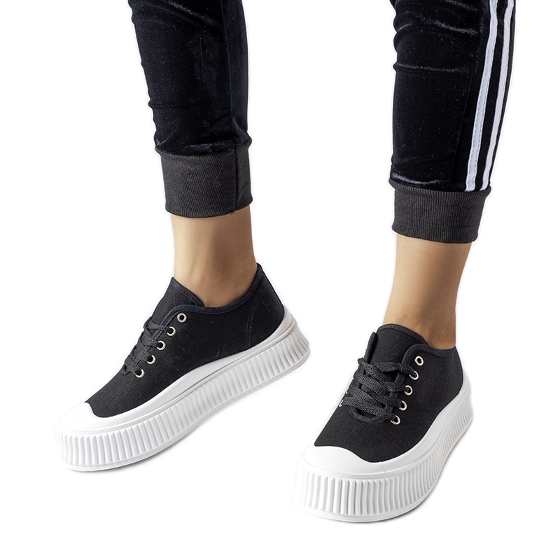 Tênis preto em plataforma Rina branca grossa