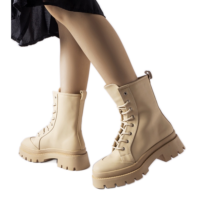 Botas bege com acabamento fosco da Thiery Botas bege com acabamento fosco da Thiery