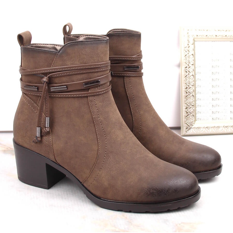 Botas femininas de salto alto com decoração, isoladas marrom Jezzi ASA128-37 castanho