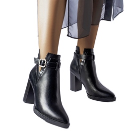 Botins pretos de salto alto, Whitman.