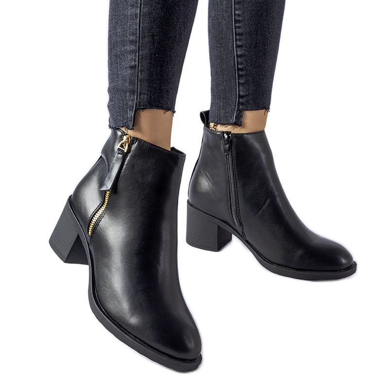 Botins pretos clássicos de salto baixo Ivano