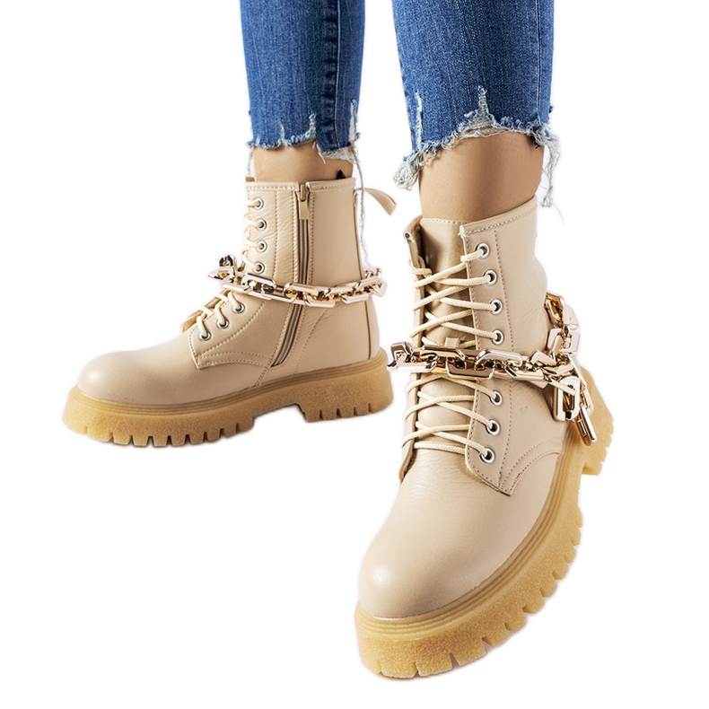 Inna Botas bege com corrente de boliche