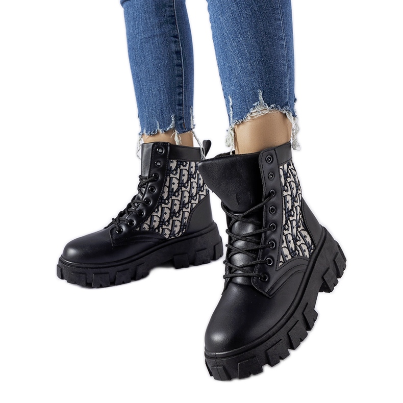 Botins pretos com inscrições decorativas de Madelene