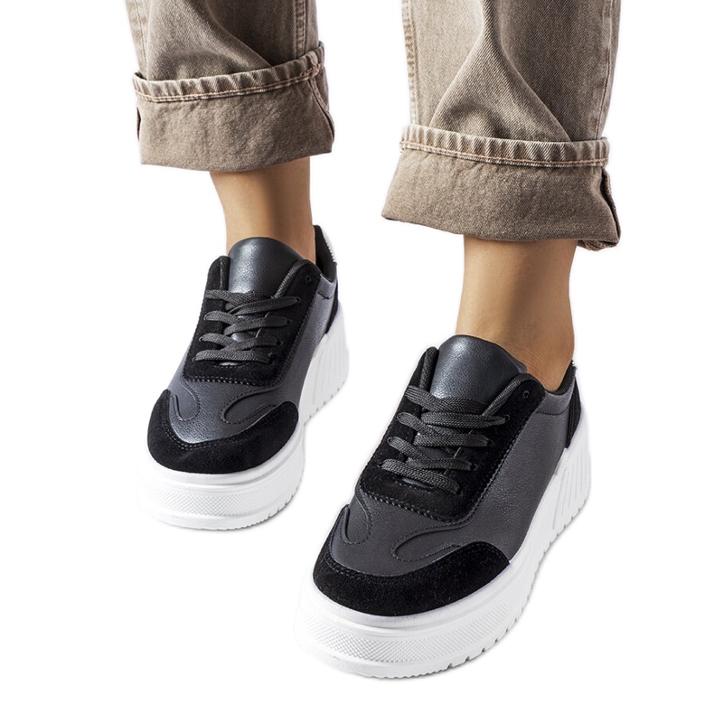 Tênis preto em plataforma Seluci grossa