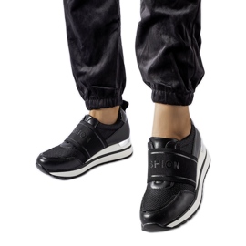 Tênis preto com decoração Andre prateada