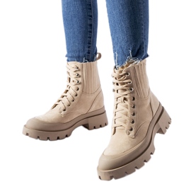 Botins bege confeccionados em camurça ecológica Orson Botins bege confeccionados em camurça ecológica Orson