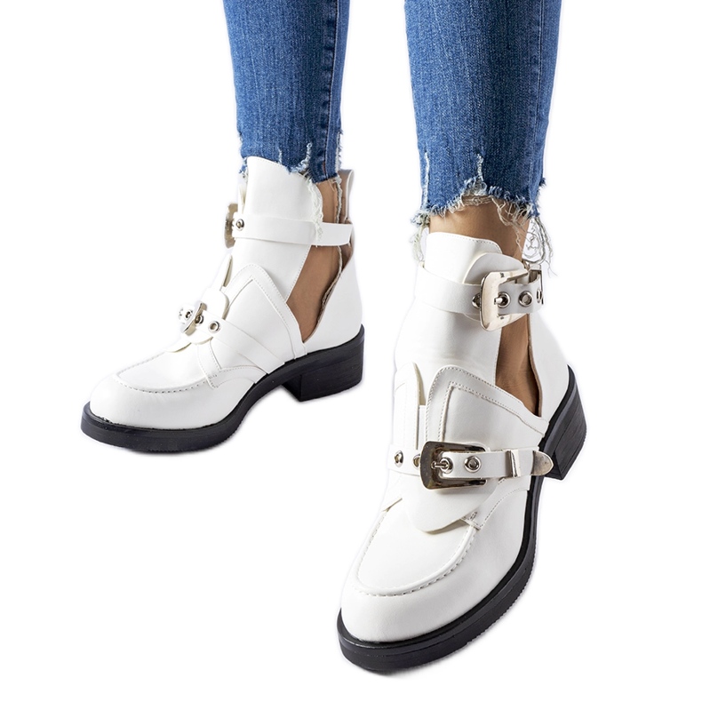 Botins brancos com recortes da Sperone