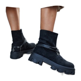 Botins pretos com pulseira decorativa