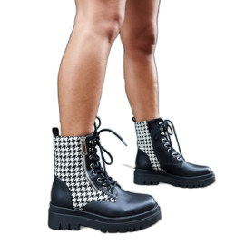 Botins pretos com isolamento e padrão houndstooth da Alfeo