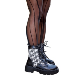 Botins pretos com inscrições decorativas de Cisneros