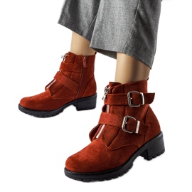 Botins vermelhos com isolamento e um zíper agradável