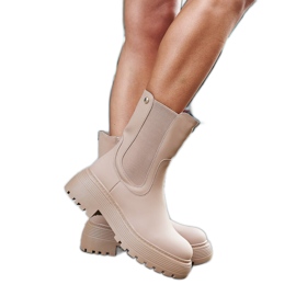 Botins com isolamento bege na plataforma Rinaldo