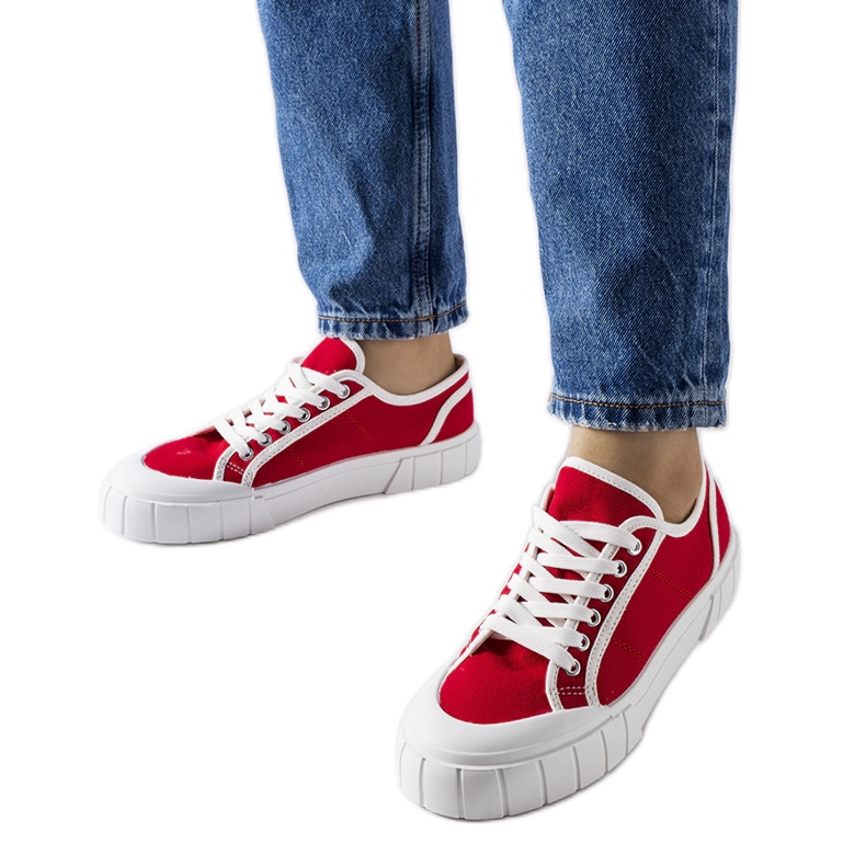 Tênis vermelho em plataforma Egidio grossa