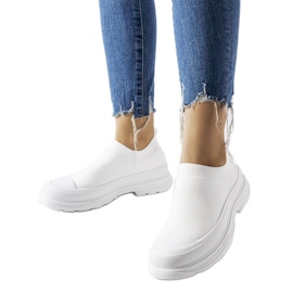 Tênis slip-on branco na plataforma Baratili Tênis slip-on branco na plataforma Baratili