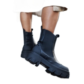 Botins pretos com piso Moriano visível