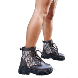 Botins castanhos com inscrições decorativas de Madelene castanho marrom