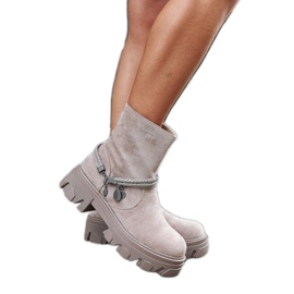 Botins bege com pulseira decorativa