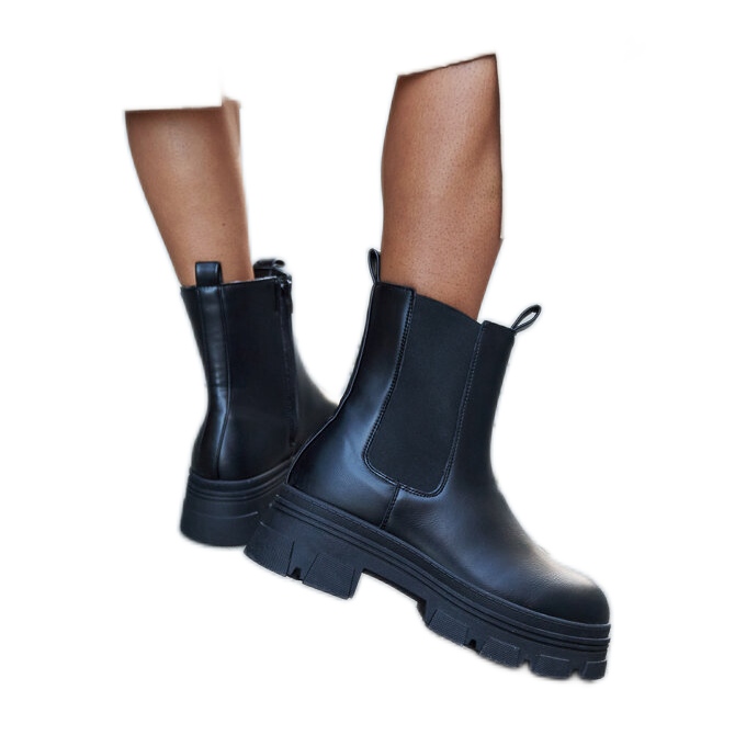 Botins pretos na plataforma Plácido