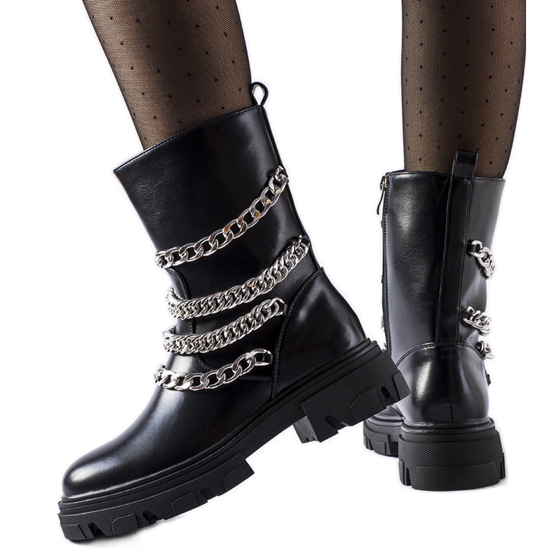 Botins pretos com correntes decorativas Bacco