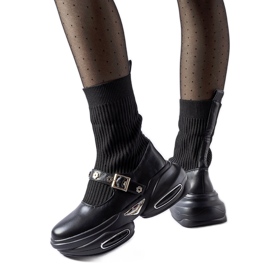 Botins pretos com cano em meia da Ivana