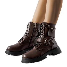 Trabalhadores isolados marrons com bolsa de Manzoni marrom