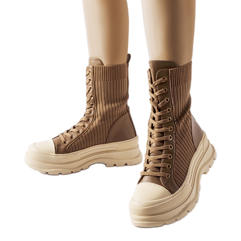 Meias marrons com sola grossa da Vitto castanho Meias marrons com sola grossa da Vitto castanho