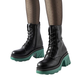 Trabalhadores isolados negros num poste náutico Costa preto