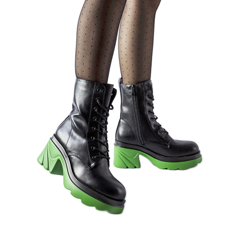 Sapatos pretos com isolamento e salto Cost verde Sapatos pretos com isolamento e salto Cost verde