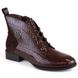 Botas femininas de croco envernizadas, isoladas em marrom, Filippo DBT4824