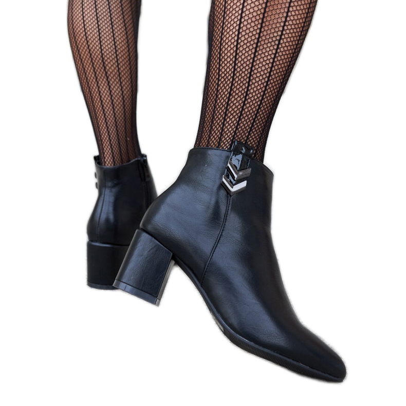 Botins pretos de salto baixo da Aniceto