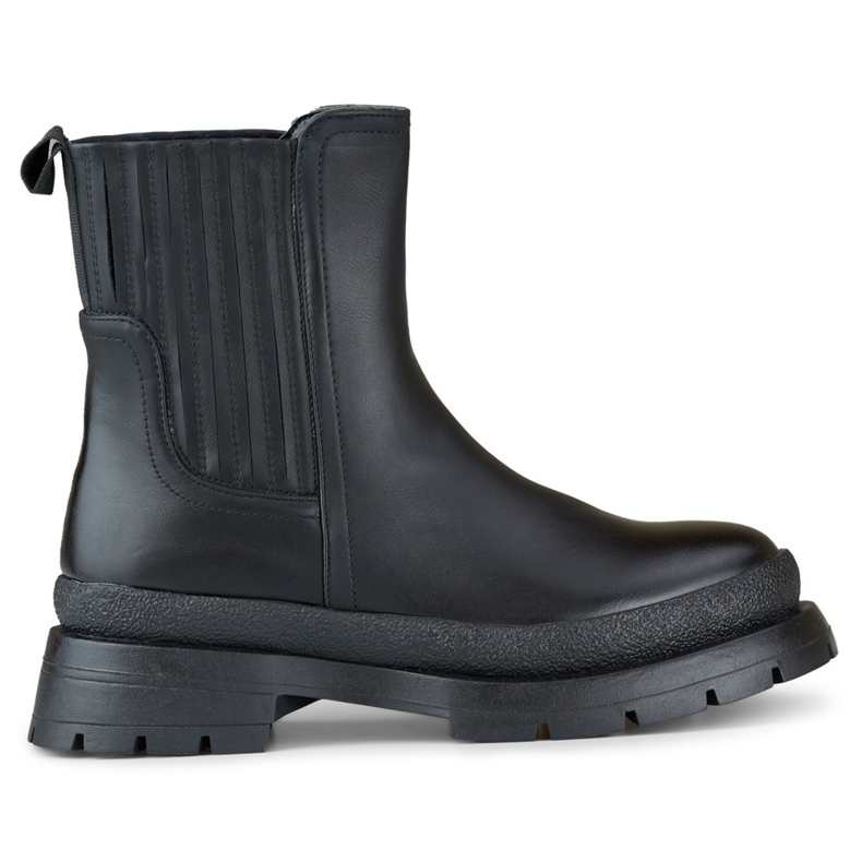 Botins pretos em couro ecológico com sola grossa