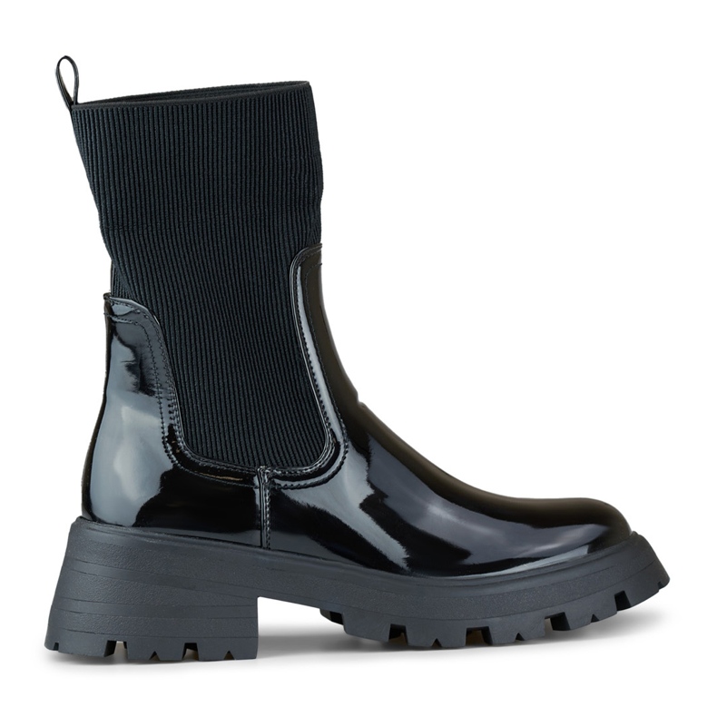 Sapatos pretos de patenteado com parte superior flexível