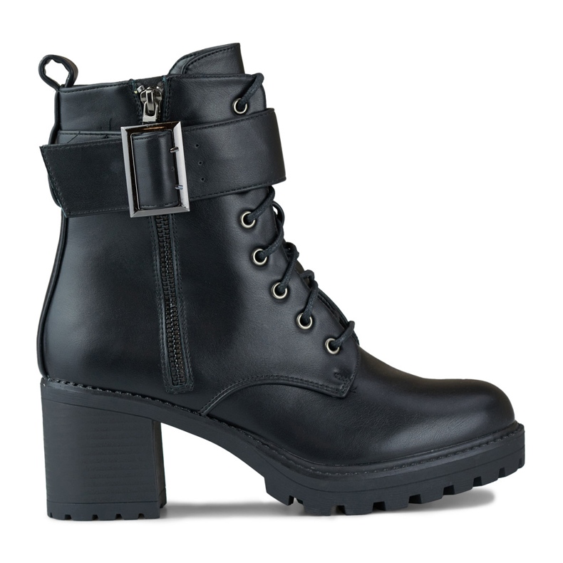 Botins femininos pretos com fivela grande