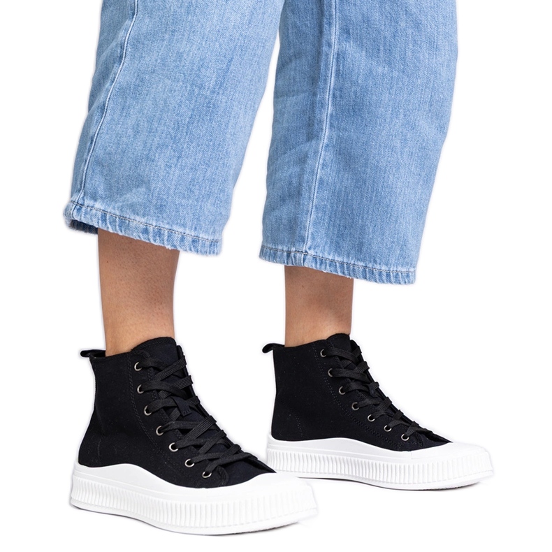 Tênis preto com plataforma alta da Guerrino