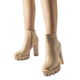 Inna Botins bege com biqueira decorativa e salto Pepe Inna Botins bege com biqueira decorativa e salto Pepe