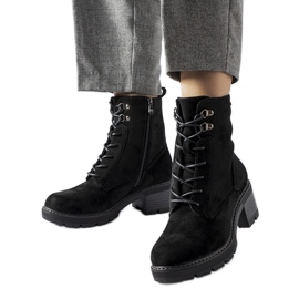 Botins pretos com cadarço, Clementina
